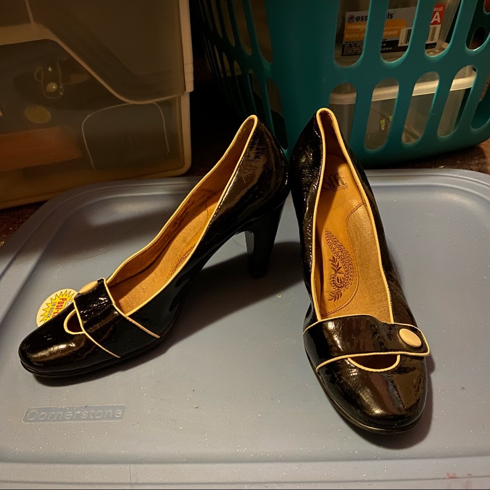 Söfft black heels with cream accents size 6.5